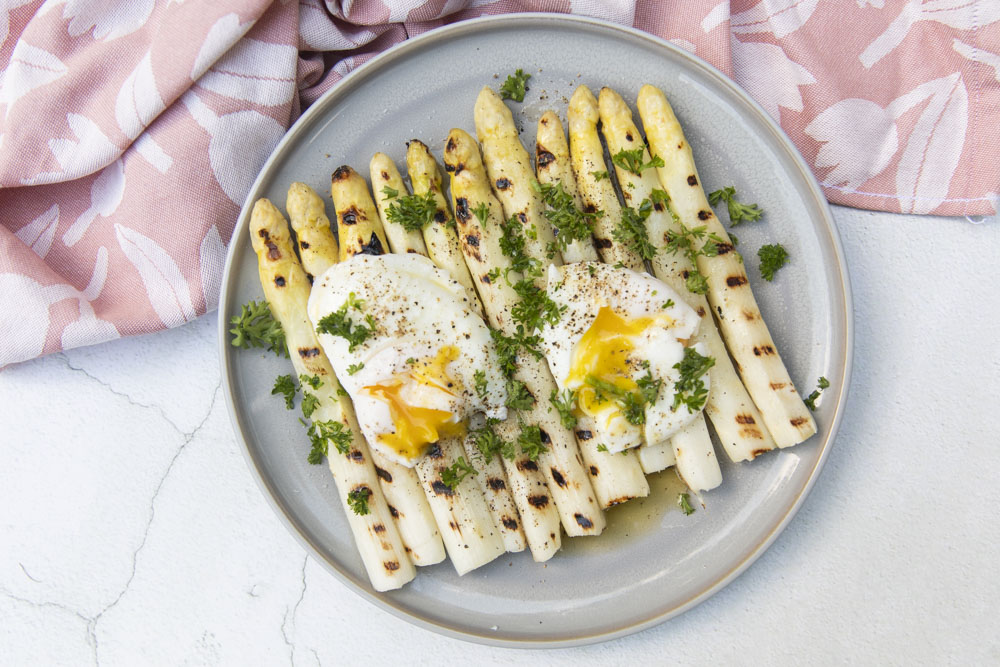 Grilled white asparagus and poached eggs